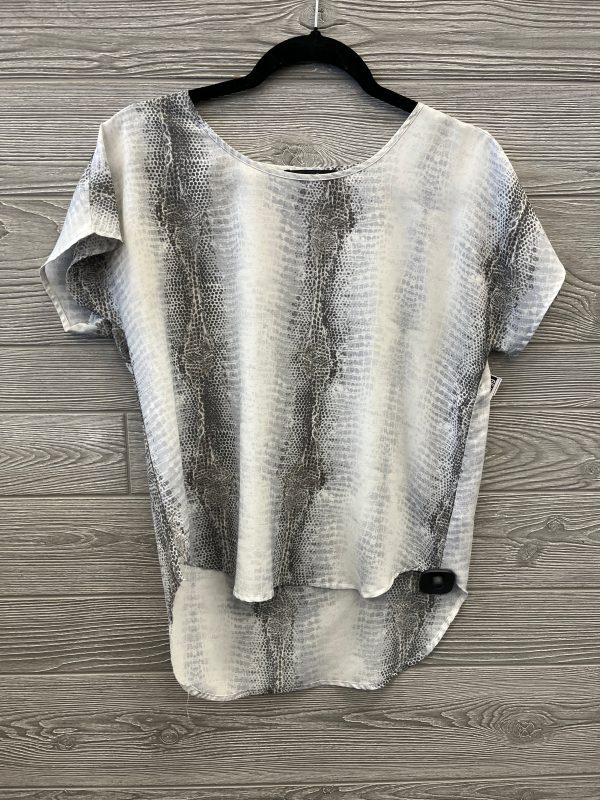 Top Short Sleeve By Violet And Claire In Grey, Size: S For Cheap